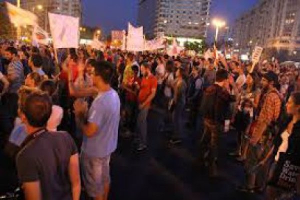 Peste 400 de persoane au protestat împotriva proiectului de exploatare Roşia Montană